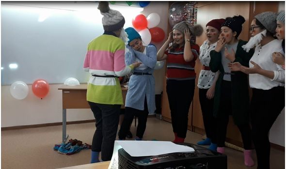 English teacher S.O. Zharlygasova held an extracurricular event “Surprise me!”. 